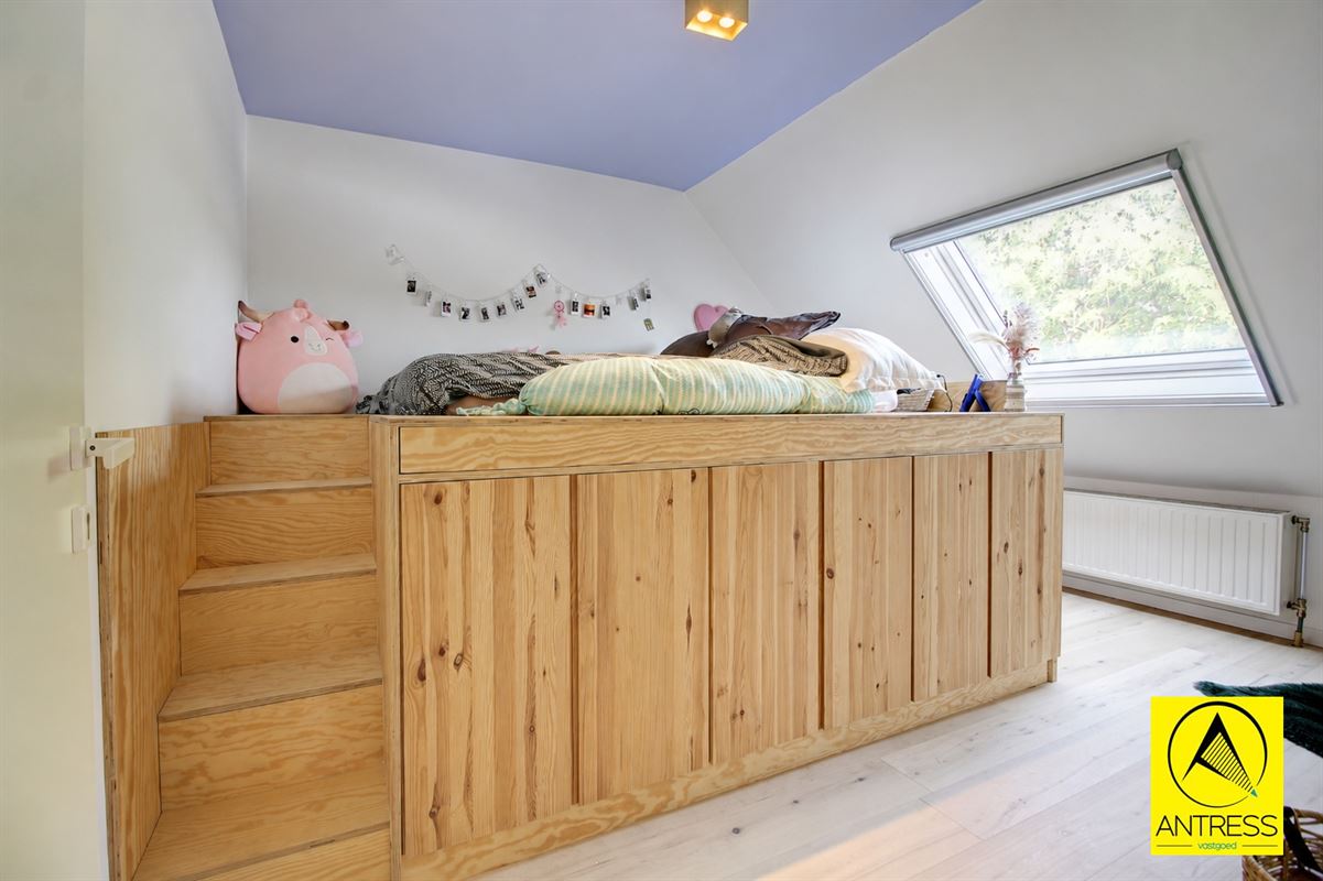 Volledig gerenoveerde gezinswoning met 4 ruime slaapkamers, 2 badkamers, oprit en garage