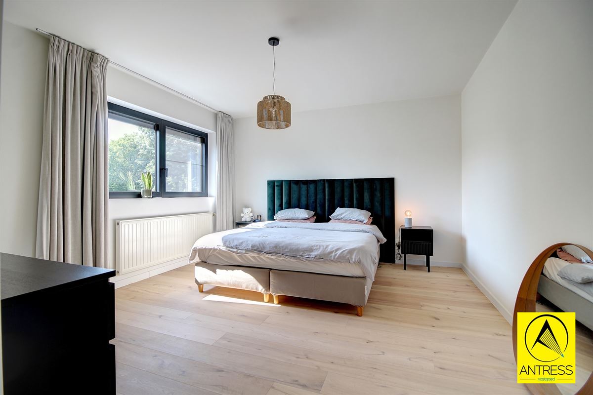 Volledig gerenoveerde gezinswoning met 4 ruime slaapkamers, 2 badkamers, oprit en garage