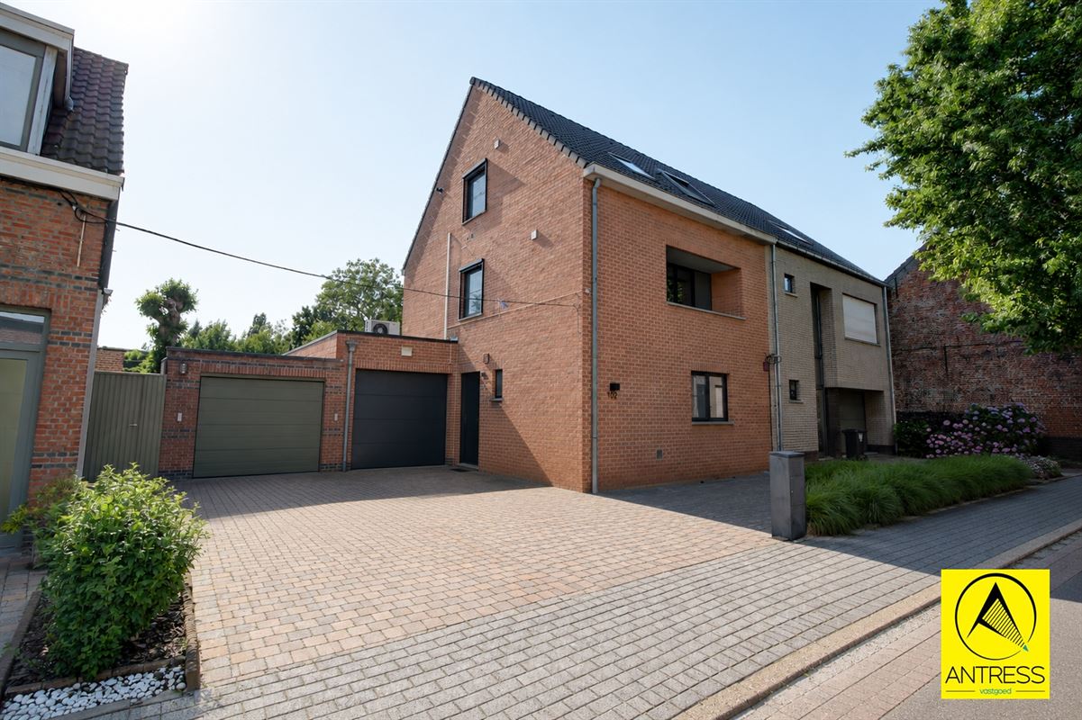 Volledig gerenoveerde gezinswoning met 4 ruime slaapkamers, 2 badkamers, oprit en garage