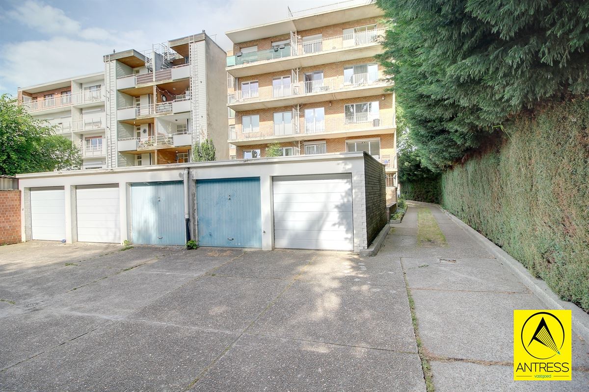4 slaapkamer appartement met terras, kelder en garagebox.