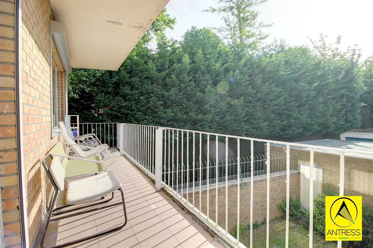 4 slaapkamer appartement met terras, kelder en garagebox.