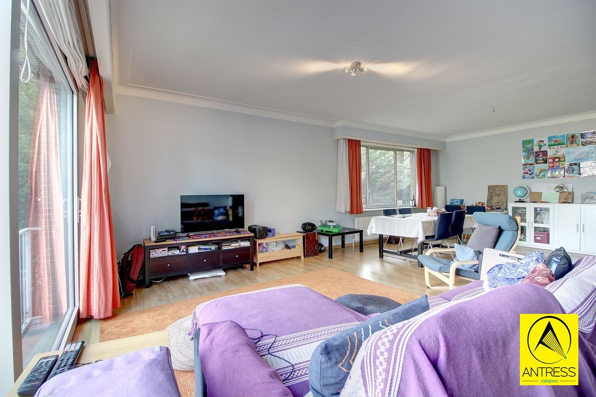 4 slaapkamer appartement met terras, kelder en garagebox.