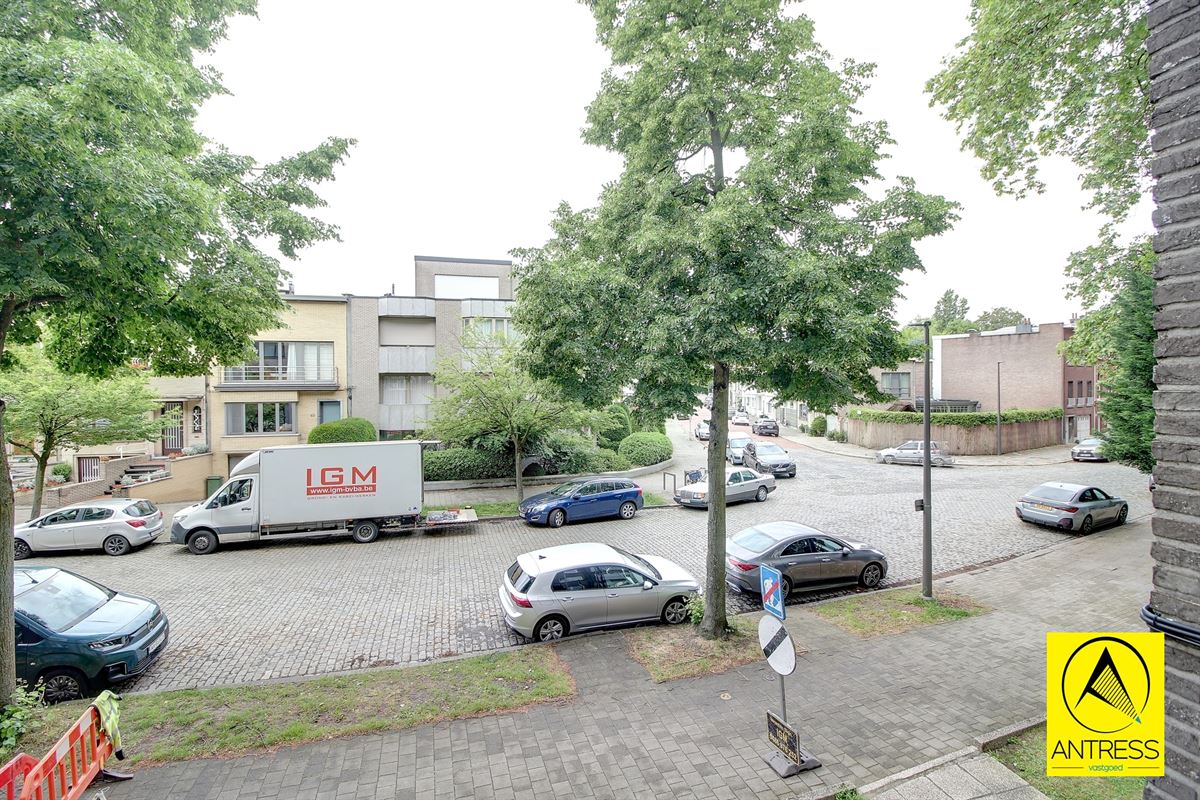 3 slaapkamer appartement met terras, kelder en garagebox.