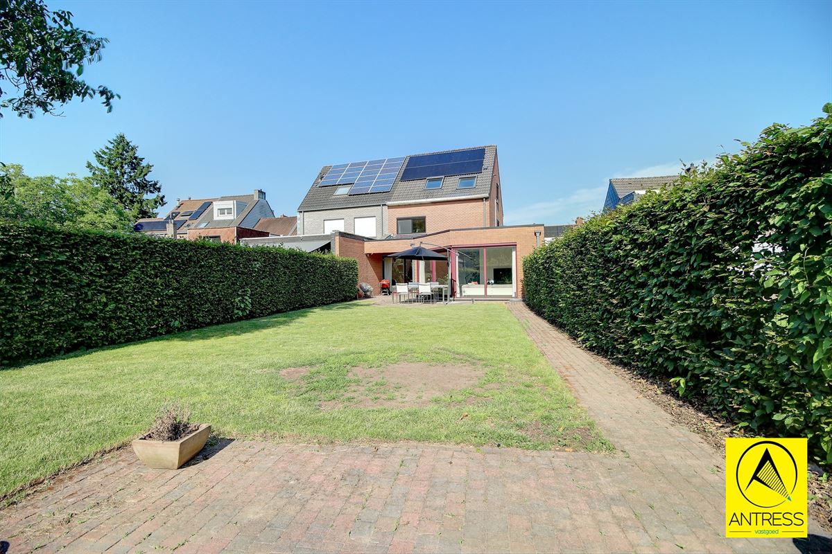 Volledig gerenoveerde gezinswoning met 4 ruime slaapkamers, 2 badkamers, oprit en garage