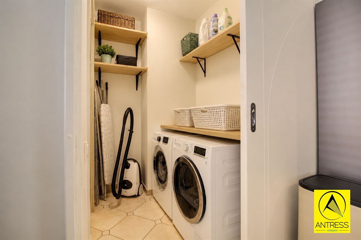 Volledig gerenoveerde gezinswoning met 4 ruime slaapkamers, 2 badkamers, oprit en garage