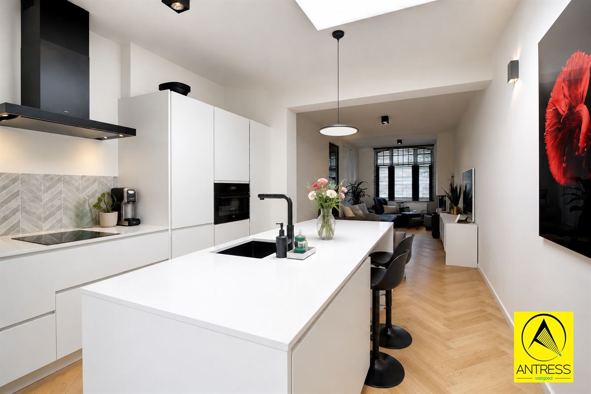 Gerenoveerde gezinswoning met stadstuin en behoud van karakterisieke elementen.