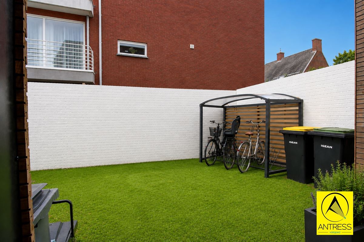Gerenoveerde gezinswoning met stadstuin en behoud van karakterisieke elementen.