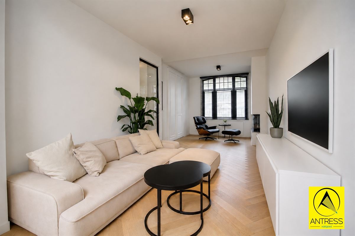 Gerenoveerde gezinswoning met stadstuin en behoud van karakterisieke elementen.