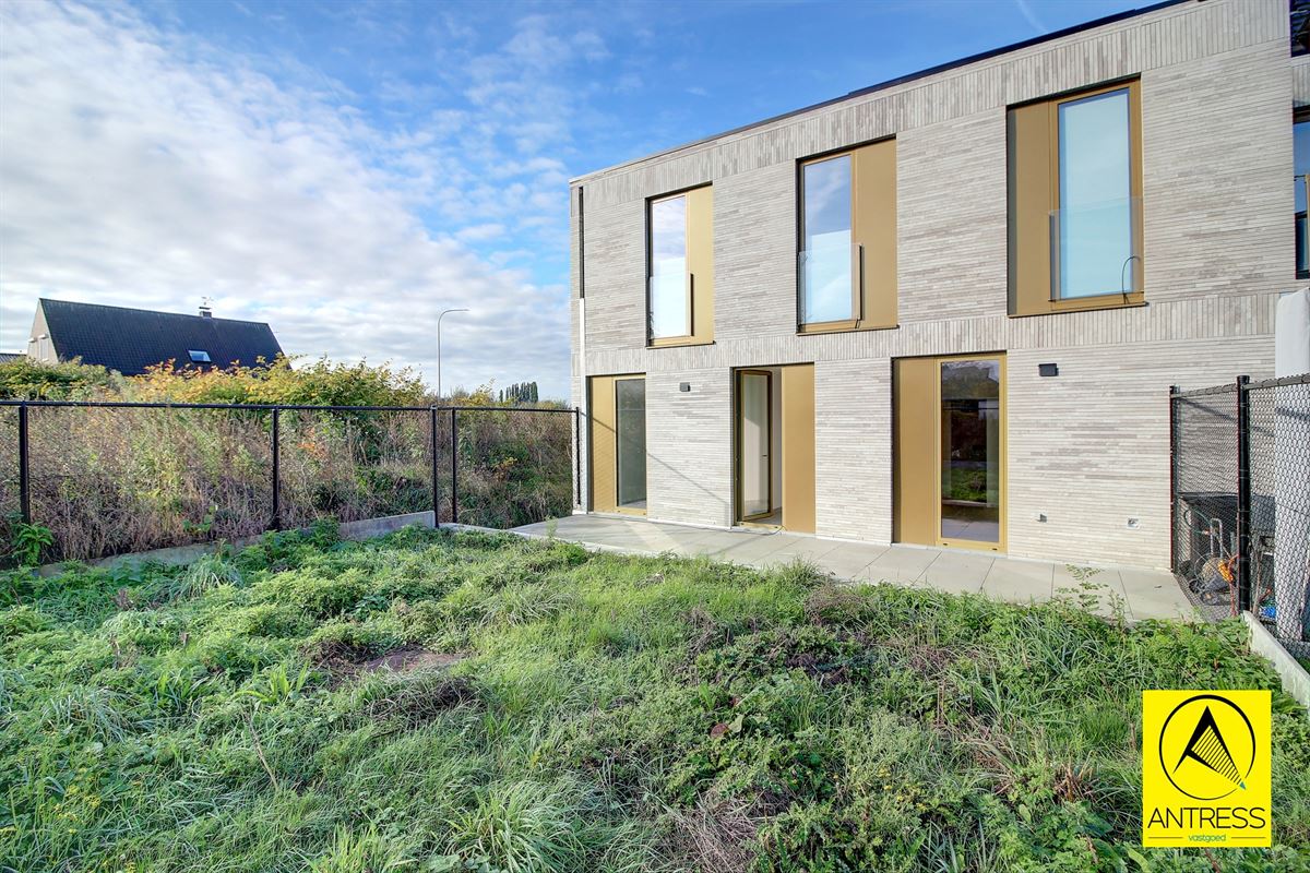 Nieuwbouw (6% BTW) gelijkvloers 3 slaapkamer appartement met voor- en achtertuin en autostaanplaats!