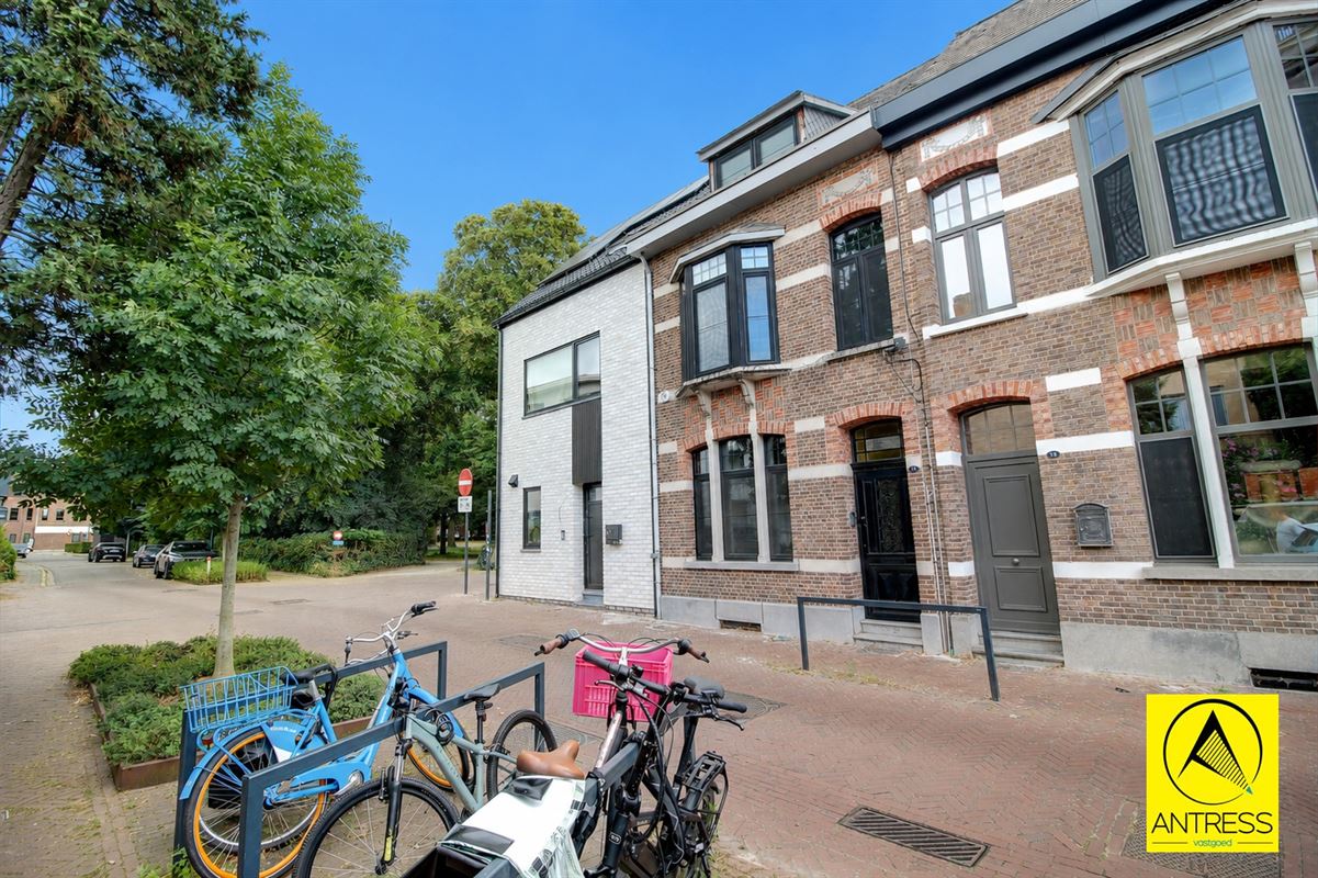 Gerenoveerde gezinswoning met stadstuin en behoud van karakterisieke elementen.