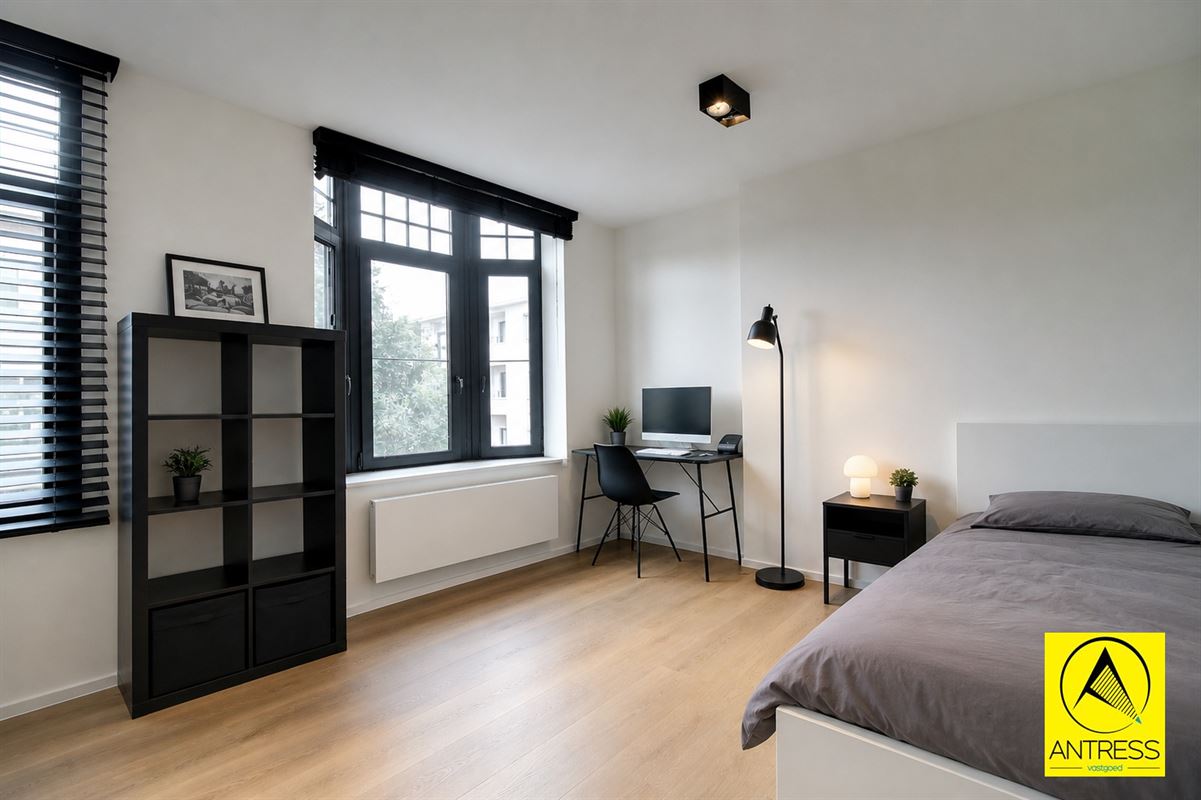 Gerenoveerde gezinswoning met stadstuin en behoud van karakterisieke elementen.