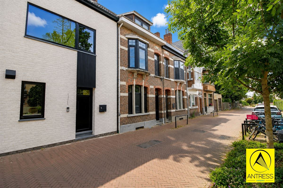 Gerenoveerde gezinswoning met stadstuin en behoud van karakterisieke elementen.