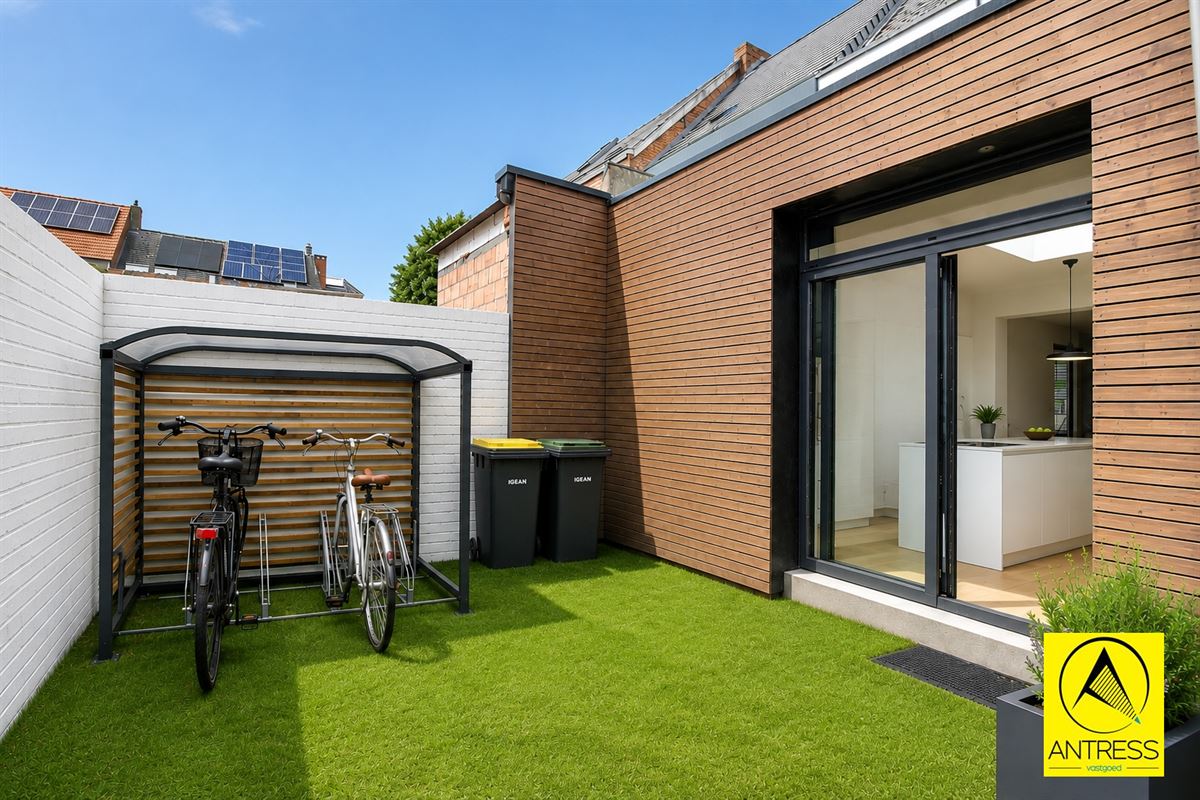 Gerenoveerde gezinswoning met stadstuin en behoud van karakterisieke elementen.