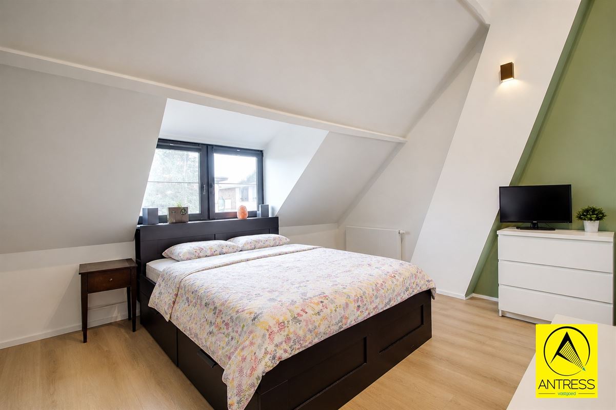 Gerenoveerde gezinswoning met stadstuin en behoud van karakterisieke elementen.