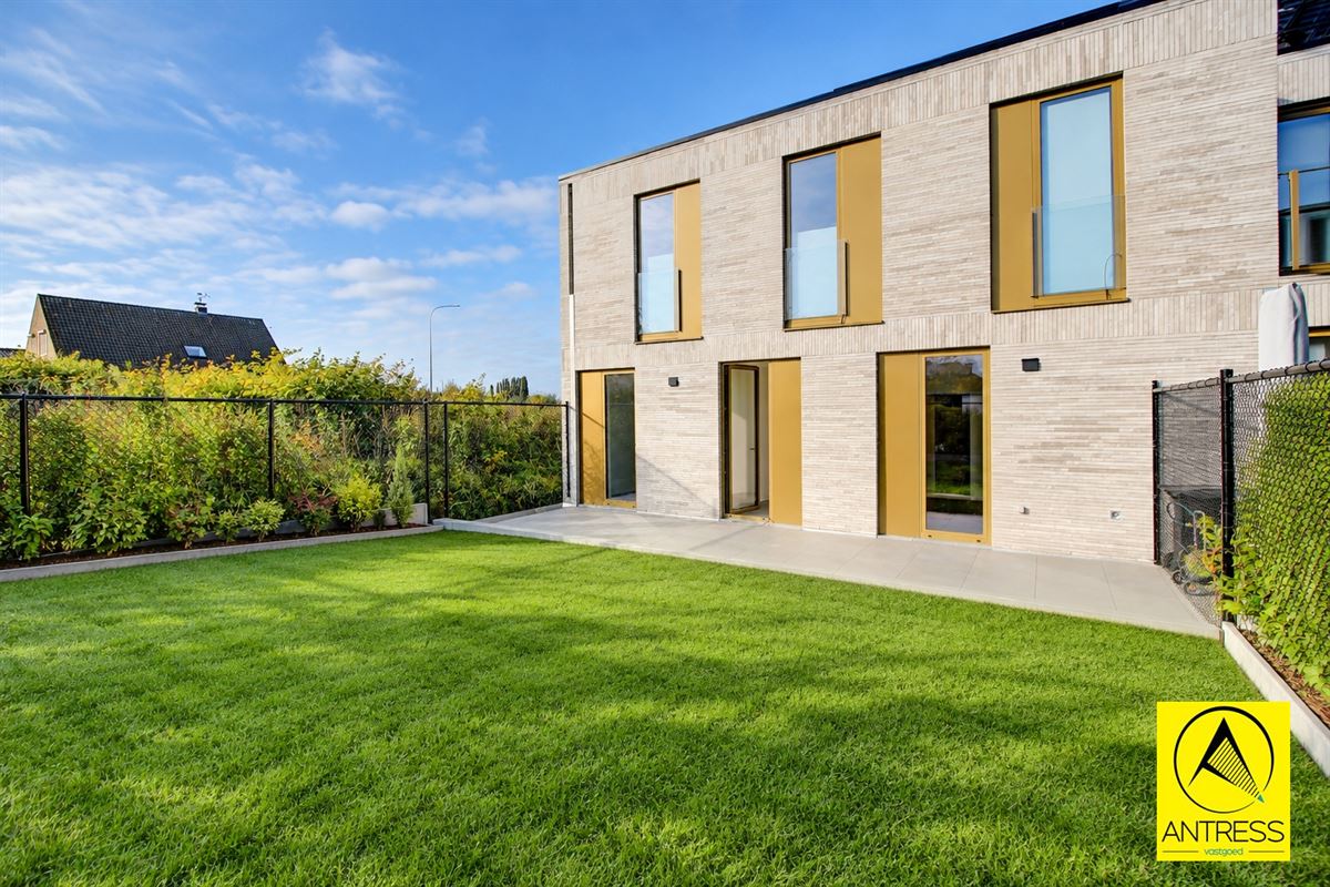 Nieuwbouw (6% BTW) gelijkvloers 3 slaapkamer appartement met voor- en achtertuin en autostaanplaats!