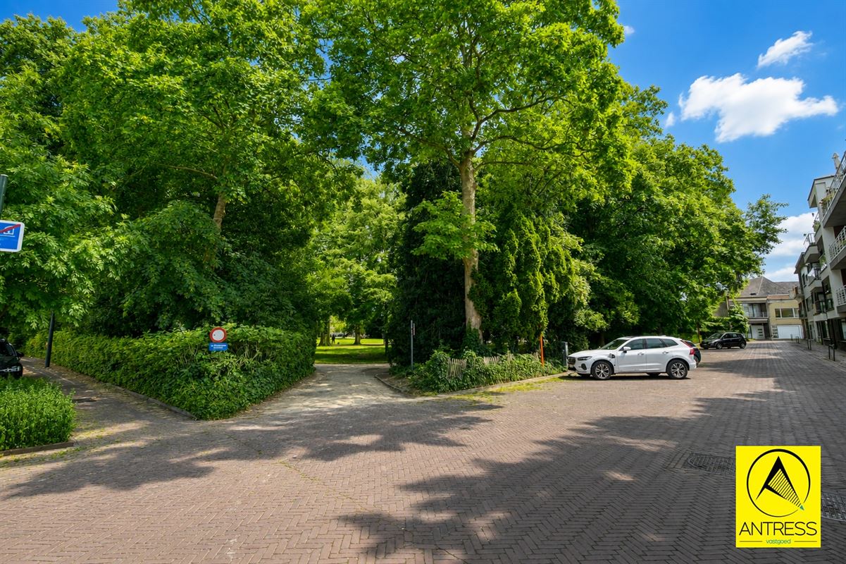 Gerenoveerde gezinswoning met stadstuin en behoud van karakterisieke elementen.