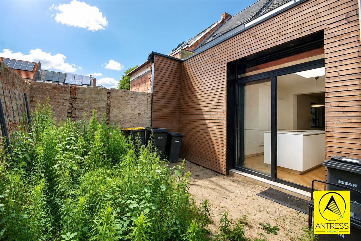 Gerenoveerde gezinswoning met stadstuin en behoud van karakterisieke elementen.