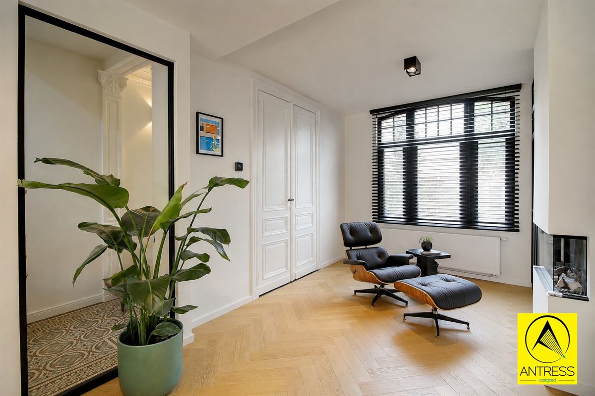 Gerenoveerde gezinswoning met stadstuin en behoud van karakterisieke elementen.