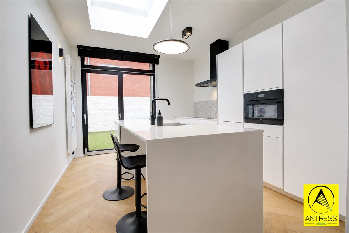 Gerenoveerde gezinswoning met stadstuin en behoud van karakterisieke elementen.