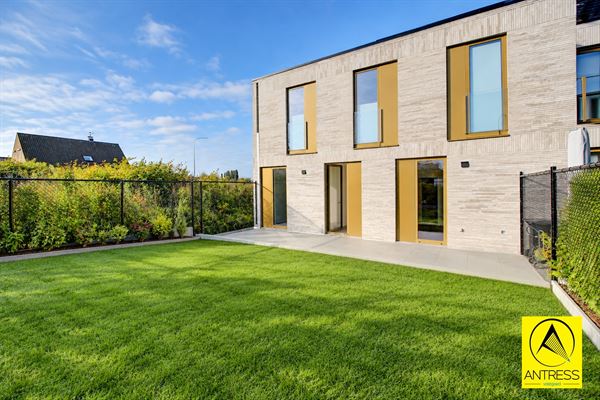 Nieuwbouw (6% BTW) gelijkvloers 3 slaapkamer appartement met voor- en achtertuin en autostaanplaats!