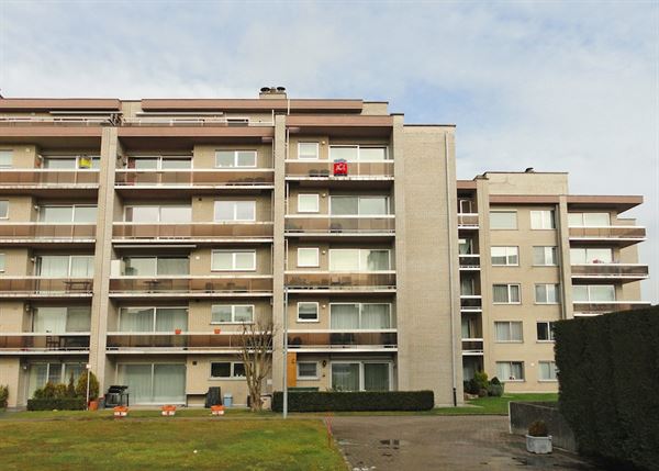 Goed gelegen appartement met terras en parkeerplaats.