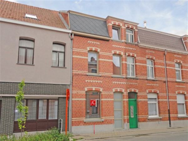 Degelijk gerenoveerde stadswoning met karaktervolle gevel