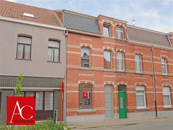 Degelijk gerenoveerde stadswoning met karaktervolle gevel
