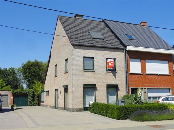 Recente half-open bebouwing met garage