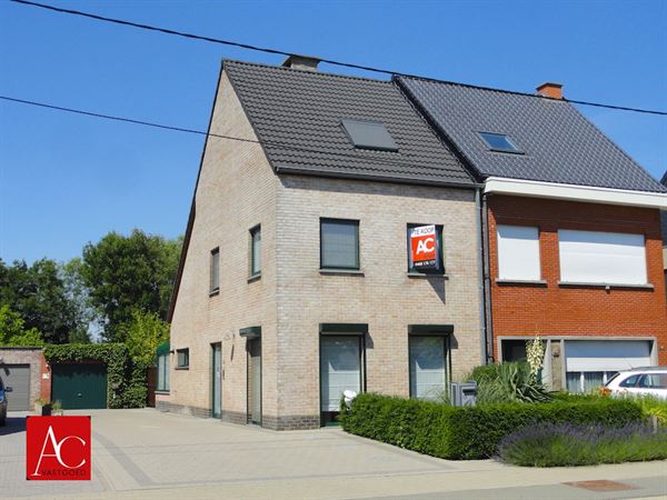 Recente half-open bebouwing met garage