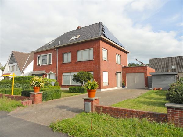 Zeer ruime half-open bebouwing met oprit en garage.