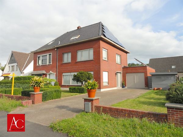 Zeer ruime half-open bebouwing met oprit en garage.