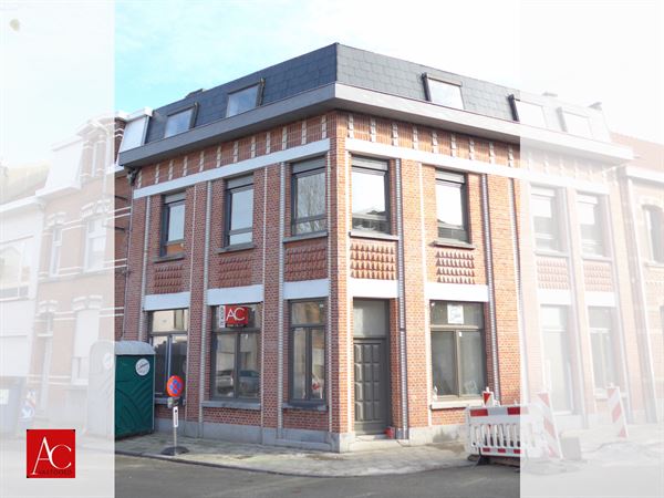 Geheel gerenoveerde woning in een groene omgeving.
