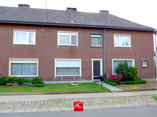 Welgelegen woning met garage en achteruitgang in een rustige wijk