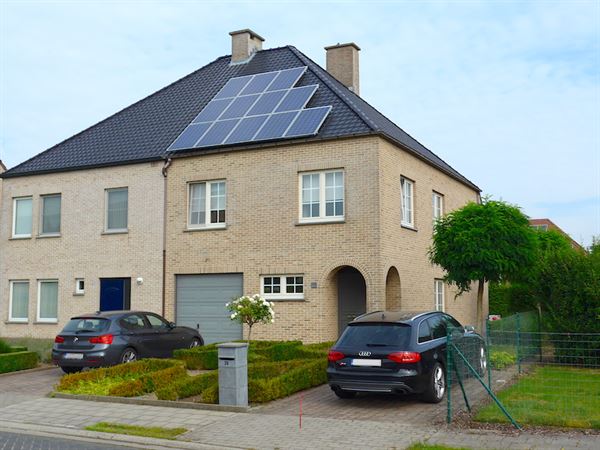 Welgelegen recente HOB met tuin en garage