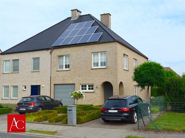 Welgelegen recente HOB met tuin en garage