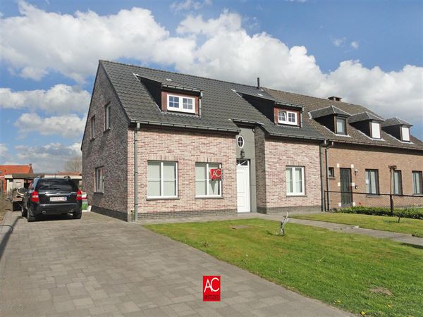 Recente halfopen bebouwing.