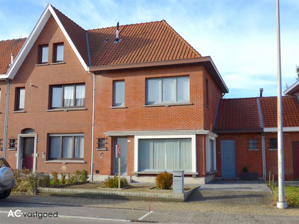 Welgelegen 3-gevelwoning met tuin en oprit