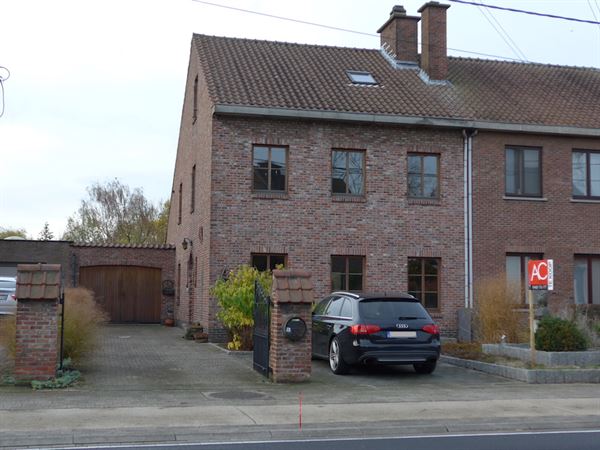 Halfopen bebouwing met tuin en garage