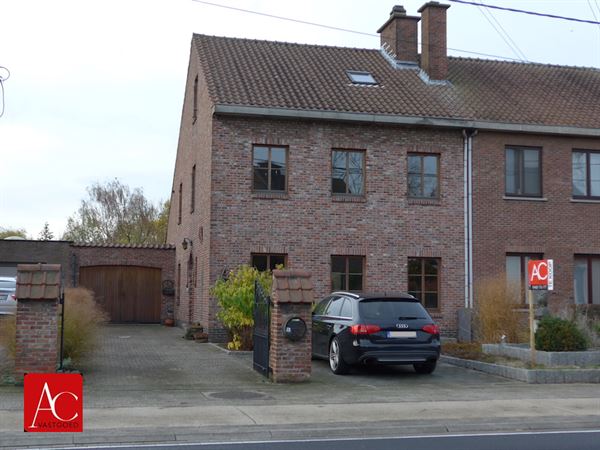 Halfopen bebouwing met tuin en garage