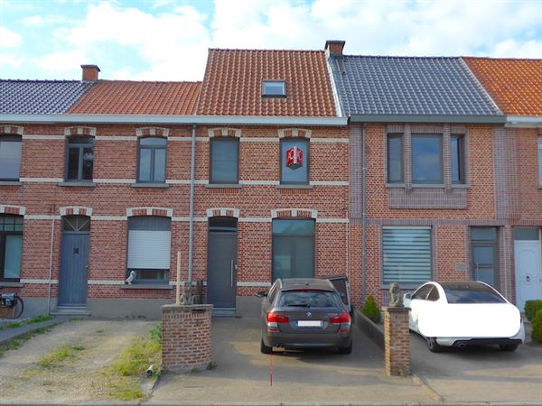 Welgelegen gerenoveerde woning met tuin en oprit