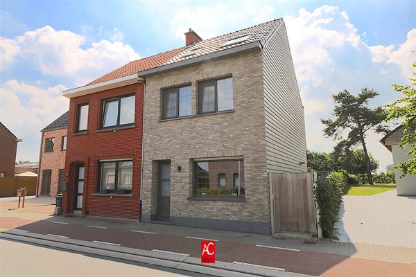 Mooi gerenoveerde 3-gevelwoning met tuin en zijweg