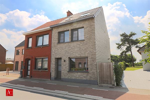 Mooi gerenoveerde 3-gevelwoning met tuin en zijweg