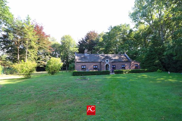 Rustig gelgen eigendom in groene omgeving