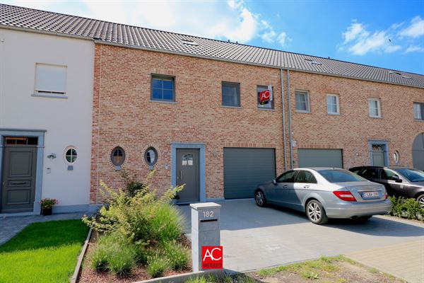 Recent gebouwde woning met tuin, garage en 5 slaapkamers