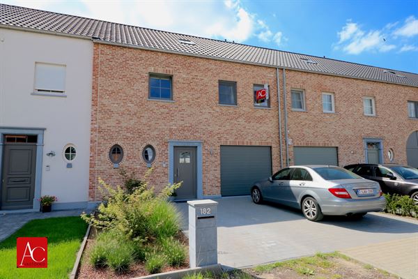 Recent gebouwde woning met tuin, garage en 5 slaapkamers