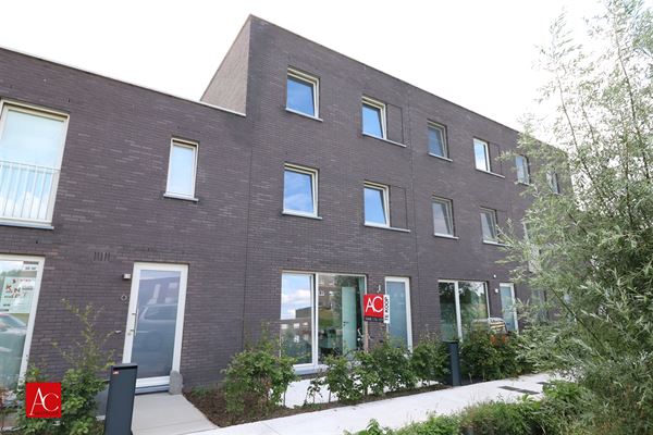 Zeer ruime nieuwbouwwoning met 5 slaapkamers in een rustige wijk