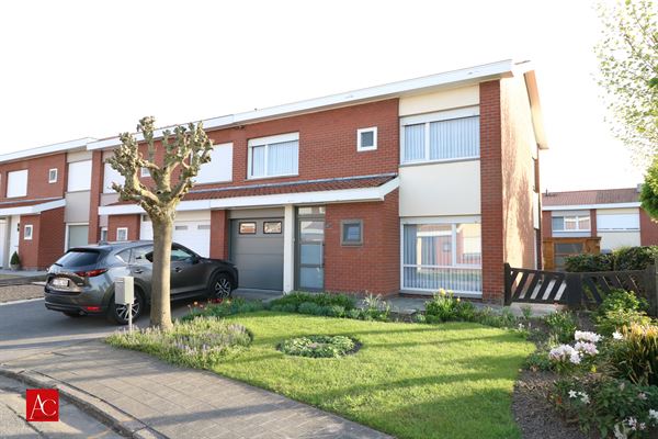 Welgelegen halfopen bebouwing op mooi perceel grond