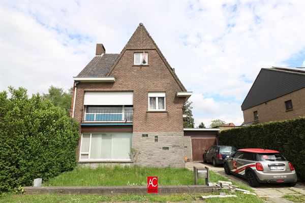 Open bebouwing met garage en oprit, instapklaar en zeer gunstig gelegen te Zwijndrecht.