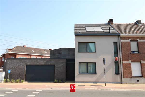 Totaal gerenoveerde woning met ruime garage, luxueuze badkamer + 2 terrassen.