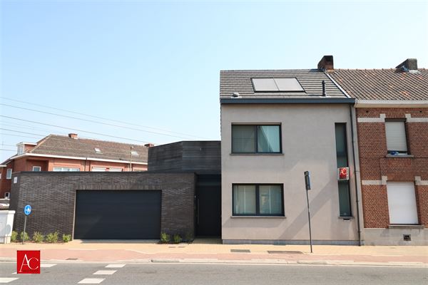 Totaal gerenoveerde woning met ruime garage, luxueuze badkamer + 2 terrassen.